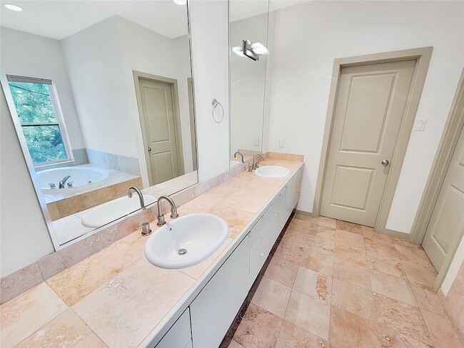 Building Photo - 321 E 20th St