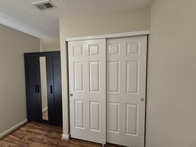 Building Photo - 40 Nicole Dr