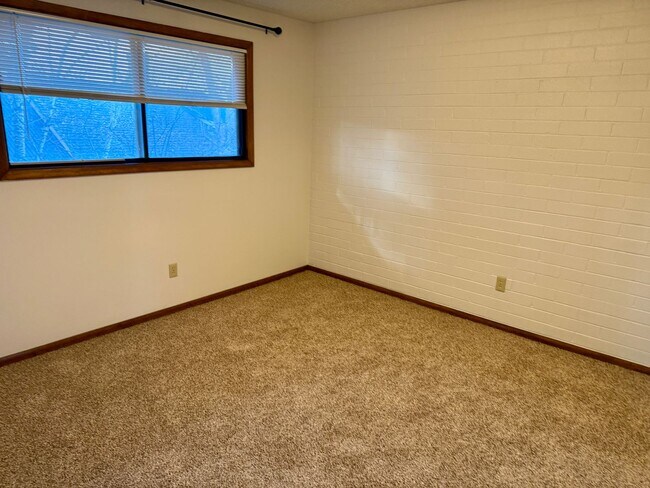 Building Photo - Milwaukie Triplex in quiet neighborhood w/ garage parking