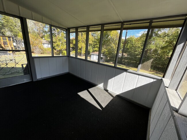 Building Photo - 714 Woodland Dr S