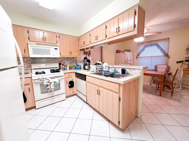 Building Photo - No HOA 3 bedroom home with whole house generator!