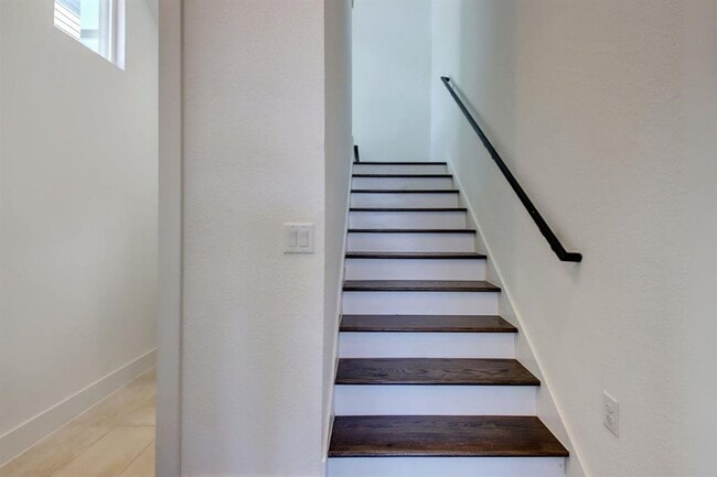 Building Photo - 6133 Seville Dr