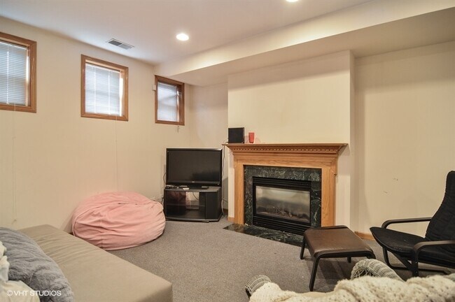 Building Photo - 3117 N Damen Ave