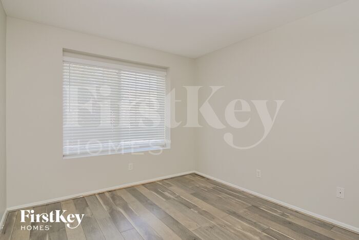 Building Photo - 827 Centaur Ave