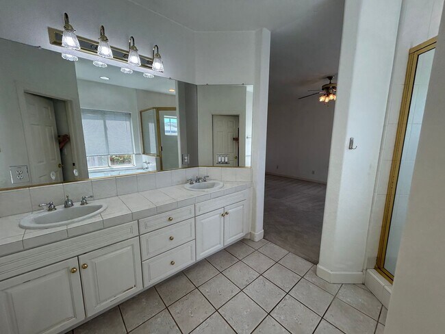 Building Photo - Great location! Beautiful 3 Bedroom Home
