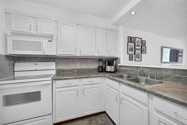 Building Photo - 345 Ocean Dr