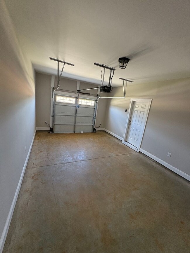 Building Photo - 131 Hunters Hill Wy
