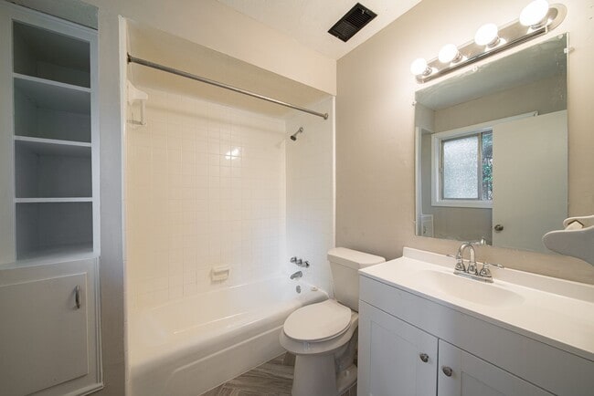 Building Photo - Move in Ready!  Spacious 3 Bedroom 2 Bath! Section 8!