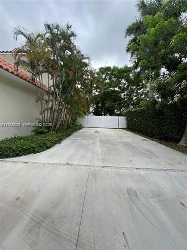 Building Photo - 9210 SW 73rd Avrd