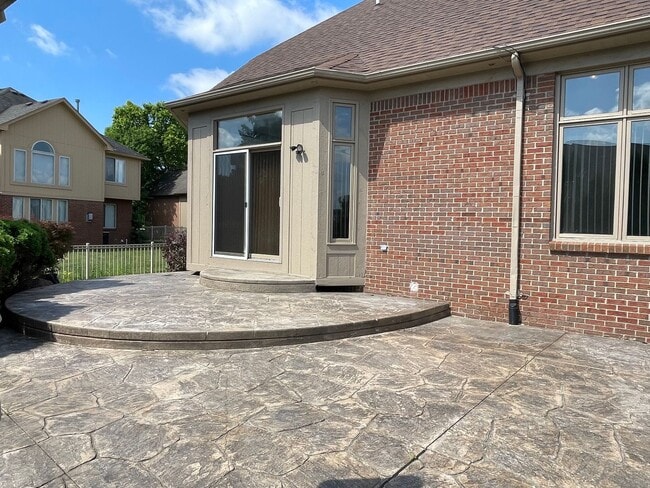 Building Photo - Clinton Twp Home-4-Bedroom, 2.5 Baths, Lau...