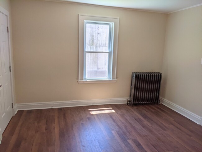 Live space: Living Room - 1025 Sherman Ave