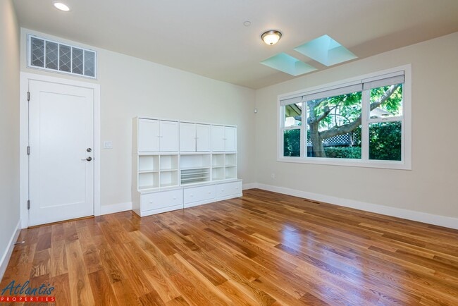 Building Photo - Gorgeous Mountain View Home Near Downtown
