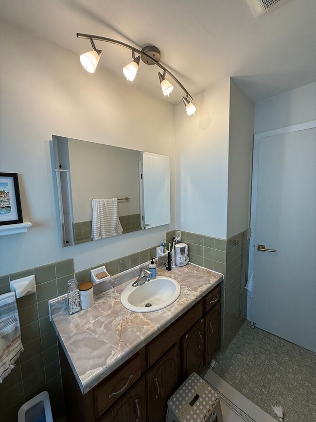 Building Photo - Beautifully Updated 4 Bed 2 Bath St.Paul S...