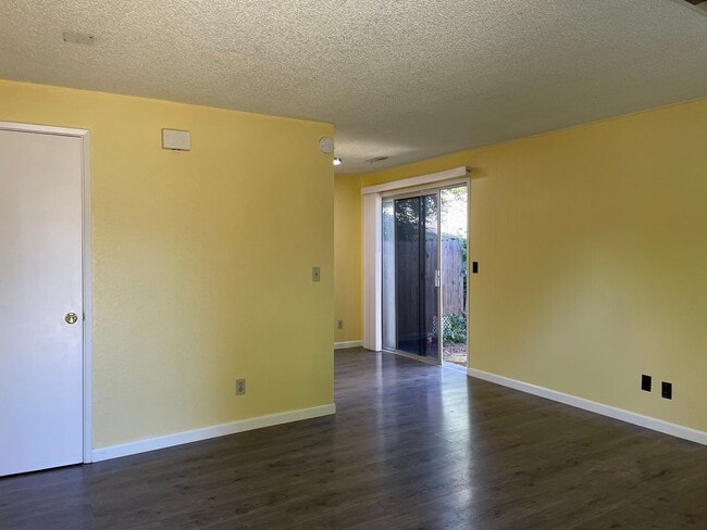 Building Photo - Great 1 bedroom, 1 bath cottage ~ nice quiet street