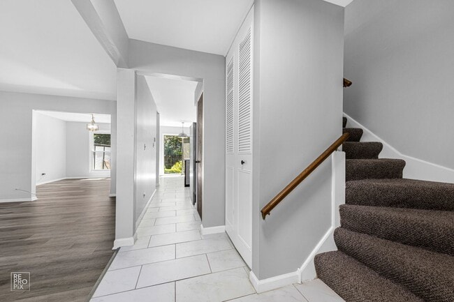 Building Photo - Cambridge Subdivision in Libertyville! Available June 23!
