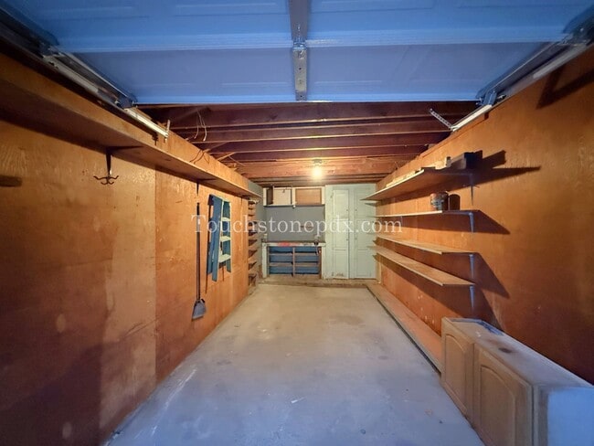 Building Photo - Bright Milwaukie Home with Deck and Large Yard!