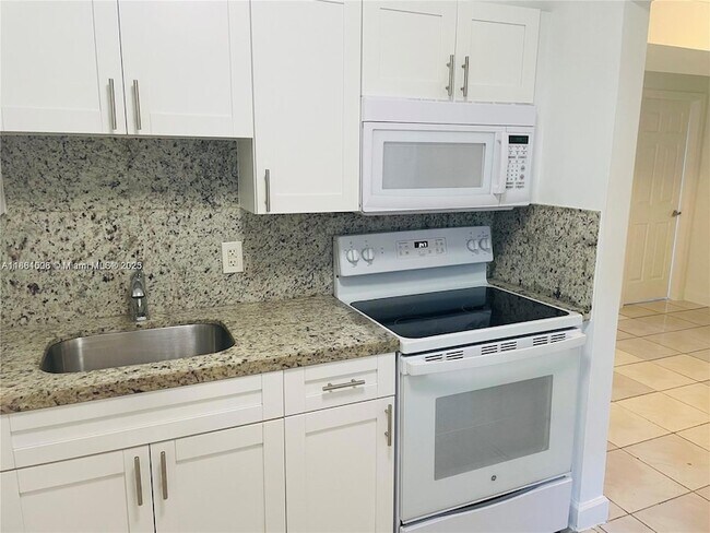 Building Photo - 9440 Fontainebleau Blvd