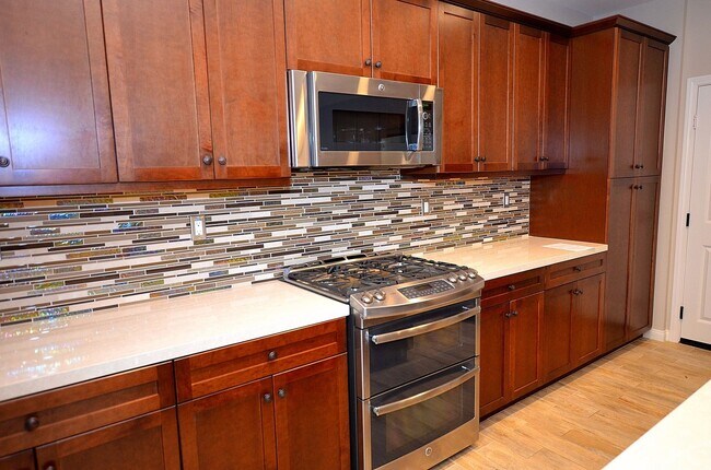 Building Photo - 4BD+Loft/3Bathrooms, Sea Glass Blue Strand