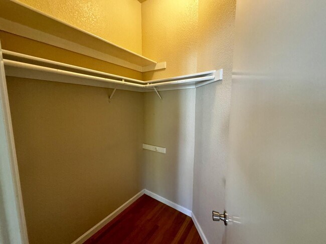 Building Photo - 109 E Court Ln