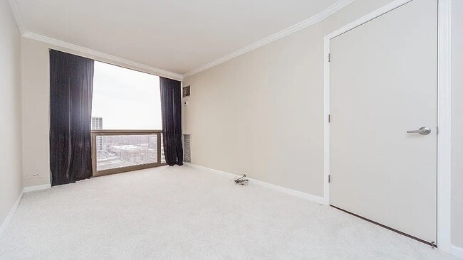 Building Photo - 4343 N Clarendon Ave