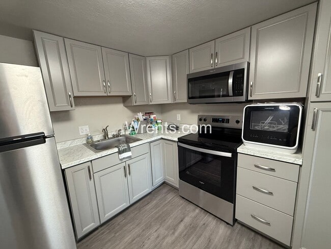 Building Photo - 6319-6321 N Stevens St