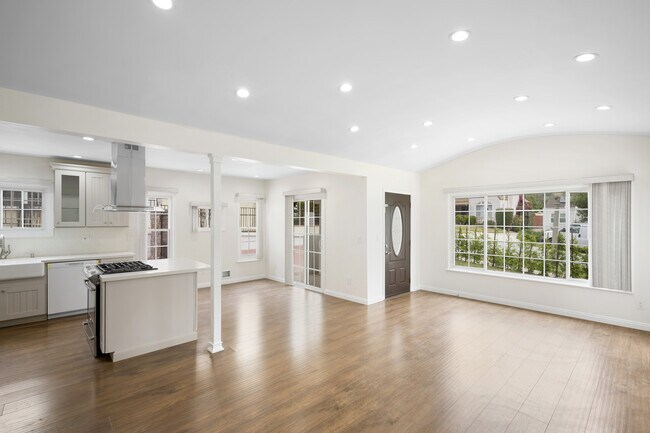 Building Photo - 729 Glenmore Blvd