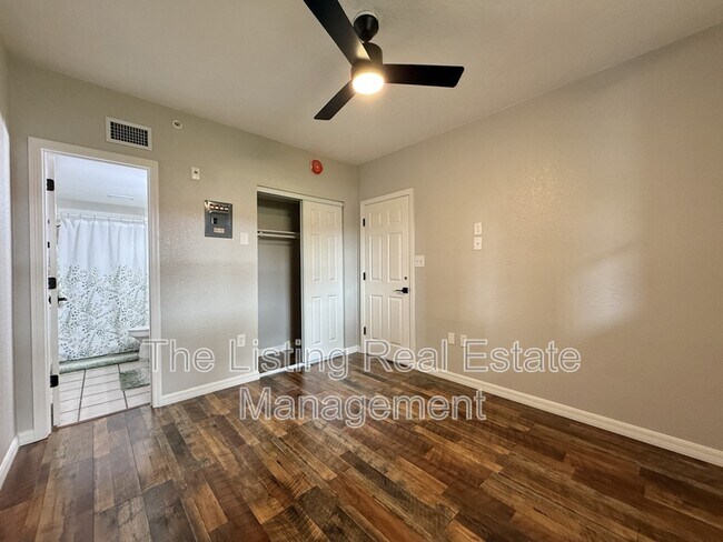 Building Photo - 2954 Sadina St
