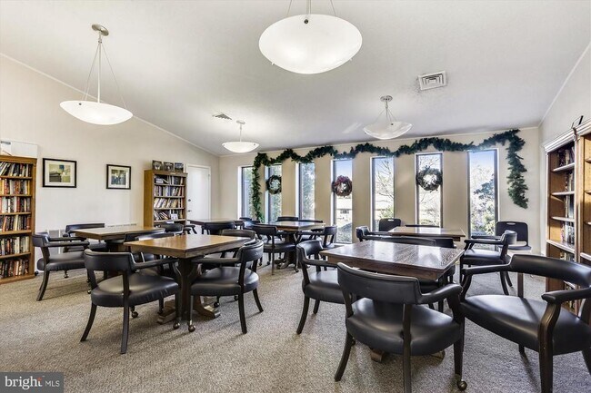 Building Photo - 4960 Sentinel Dr