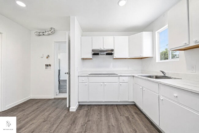 Building Photo - Furnished 5-Bedroom Home Near the 57 & 60 — Ideal for Roommates or Students