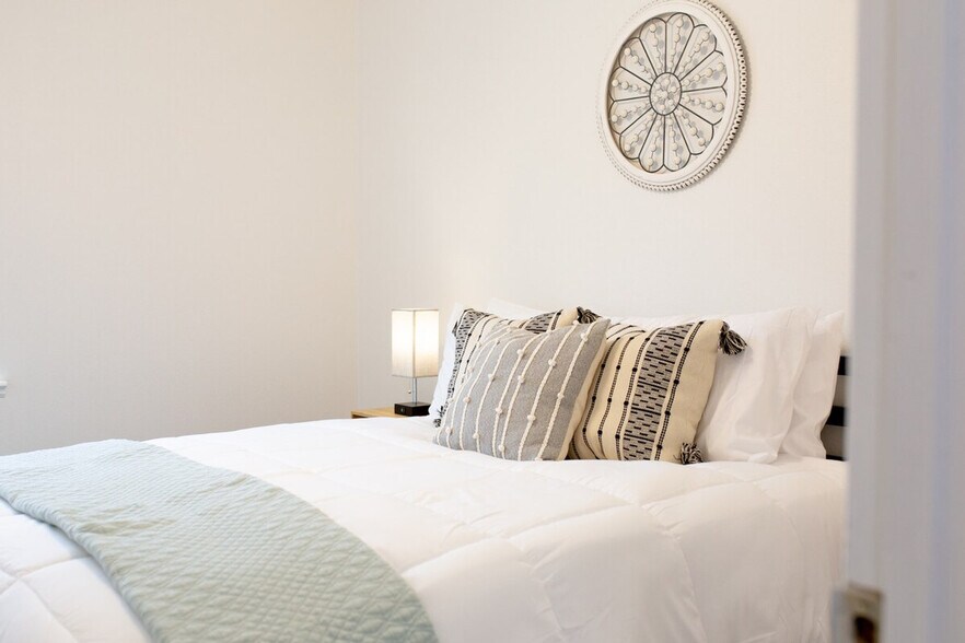 Building Photo - 4015 W 7th St