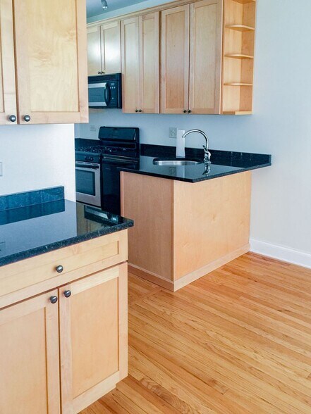 Building Photo - 4808 N Paulina St