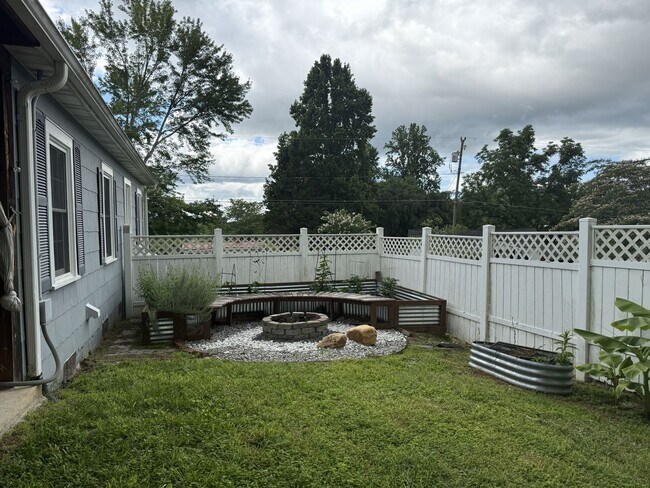 Building Photo - Adorable 2-Bedroom Cottage in Marion!