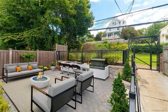 Building Photo - 86 Main St