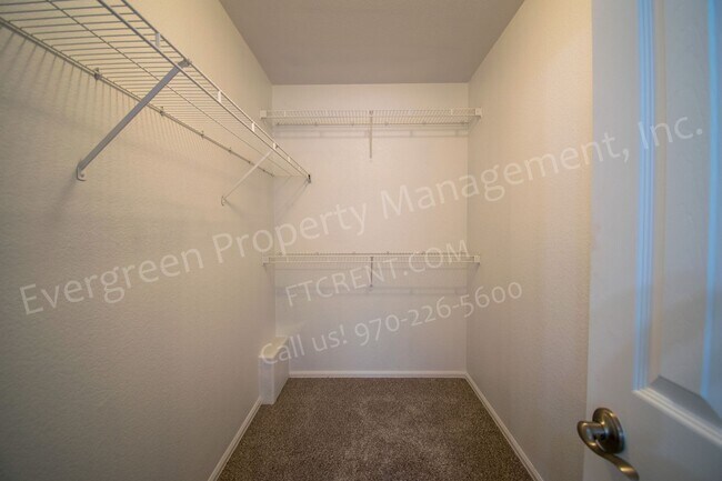 Building Photo - 3 bed, 3 bath Corner Lot in the Maple Hill...