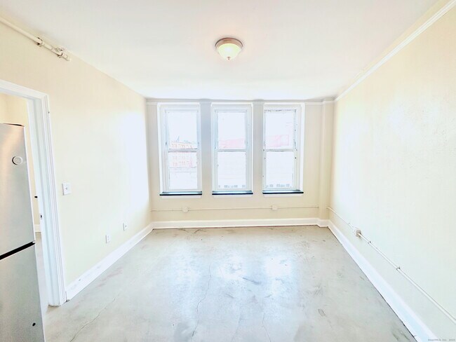 Building Photo - 77 Bank St