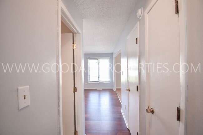 Building Photo - 2 Bedroom 1 bath duplex with unfinished basement near Merle Hay Mall