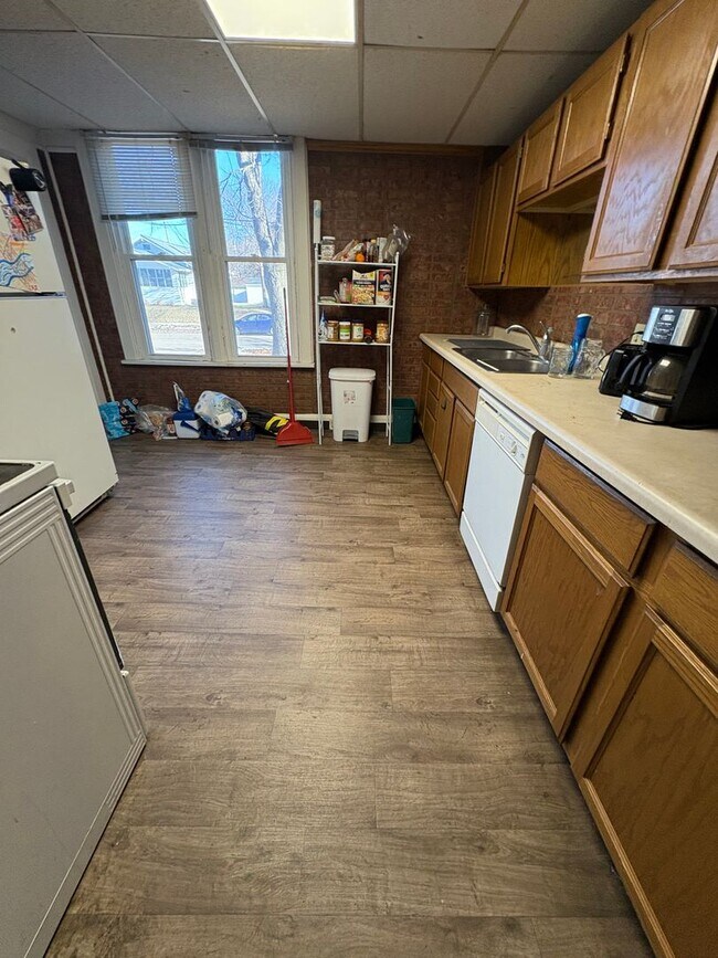 Building Photo - SE - Main &amp; 23rd St N