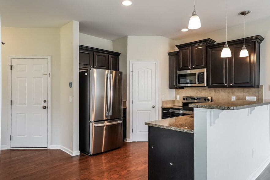 Building Photo - 645 Smith Ridge Way