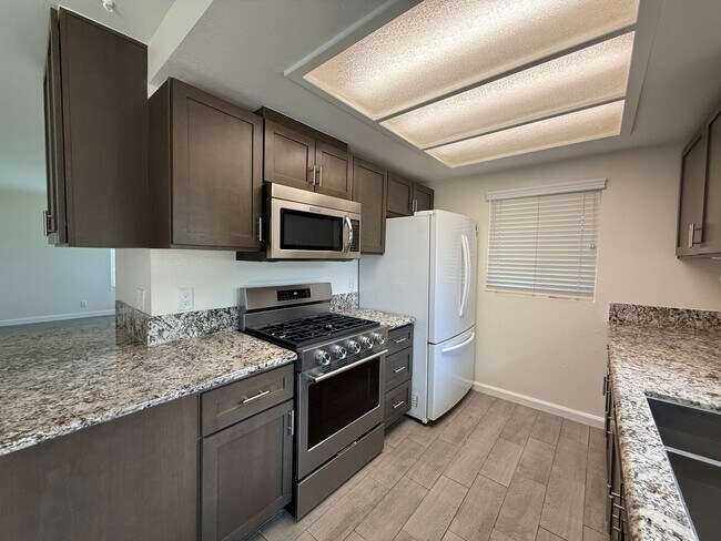Building Photo - Charming 2 Bedroom Condo for Rent in Newhall!