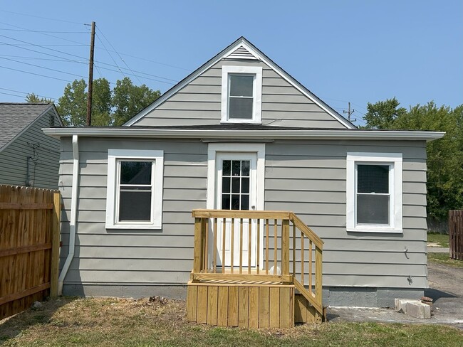 Building Photo - 1st Month Free! Renovated 3 bedroom home n...