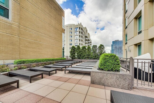 Building Photo - 33 W Ontario St