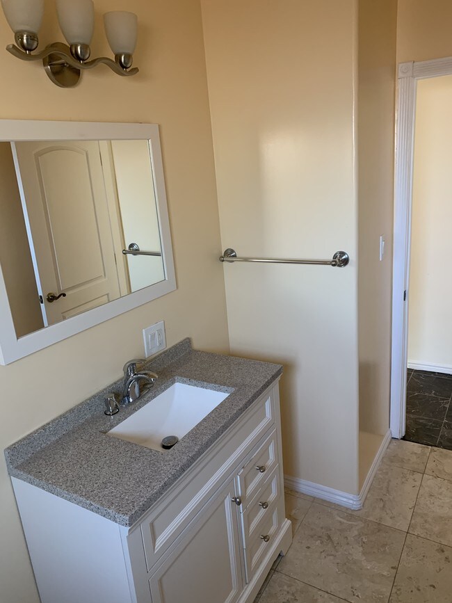 Hall Bath - 6136 Cahuenga Blvd