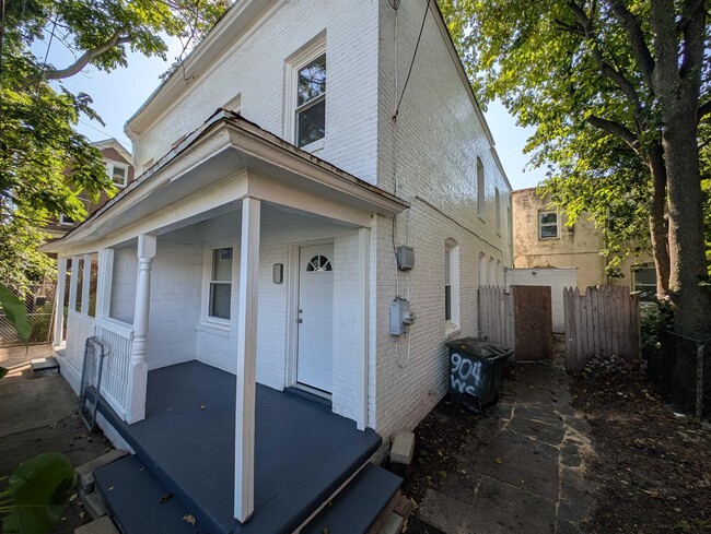 Building Photo - 902 Westcoat Pl