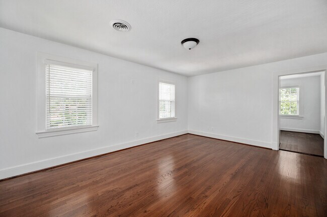 Building Photo - 819 Weedon St