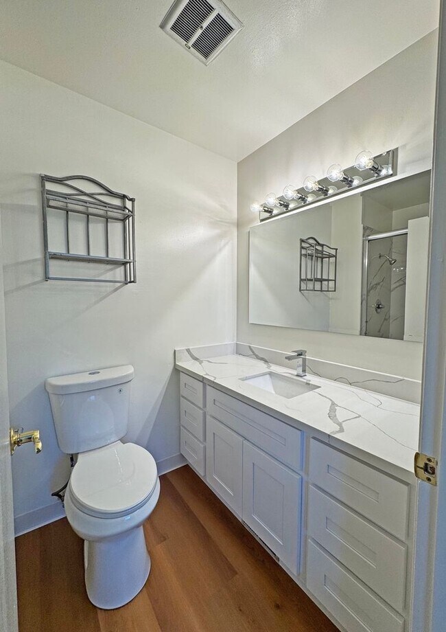 Building Photo - Beautifully Updated 3 Bedroom, 2.5 Bathroom Townhome!