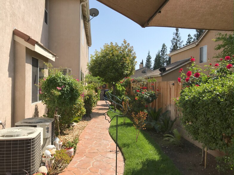 Side Yard - 10379 N Pierpont Cir