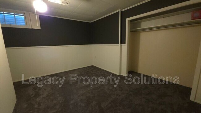 Building Photo - 926 N Mandan St