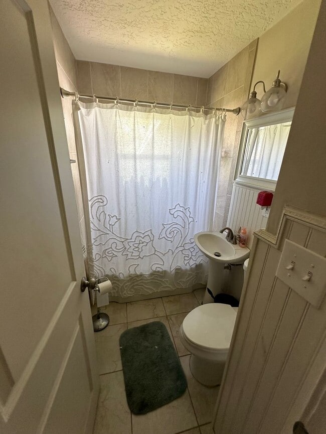 Building Photo - 4 Bedroom House in SLC for Rent!