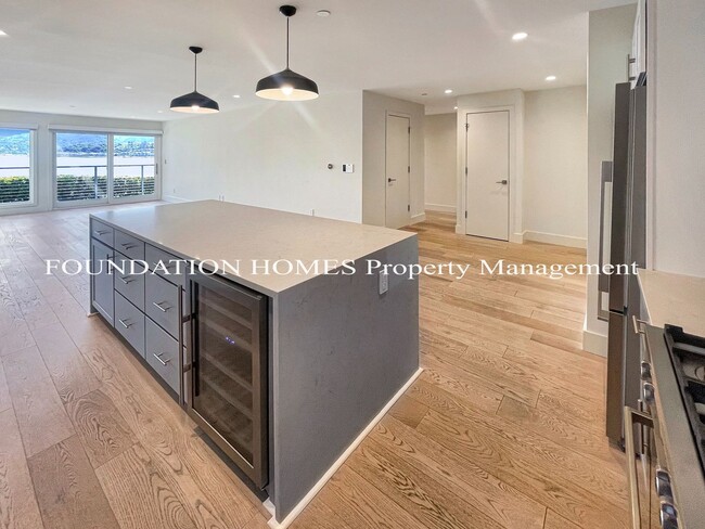 Building Photo - VIDEO - Ultra-Luxury Unit with SF City View - FOUNDATION