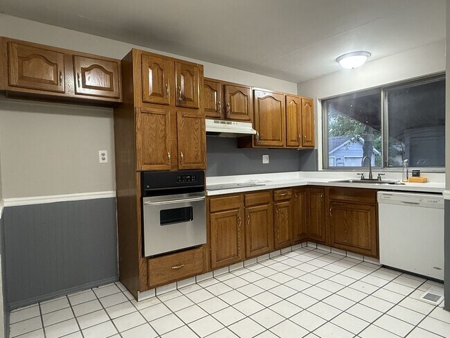 Building Photo - Florissant - 3 Bed 1-1/2 Bath with Partial...
